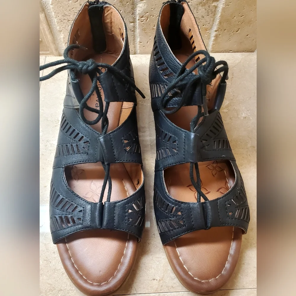 Comfortiva Sz 11M Black Leather Lace-Up Gladiator Sandals w/Geometric Design - Picture 6 of 9